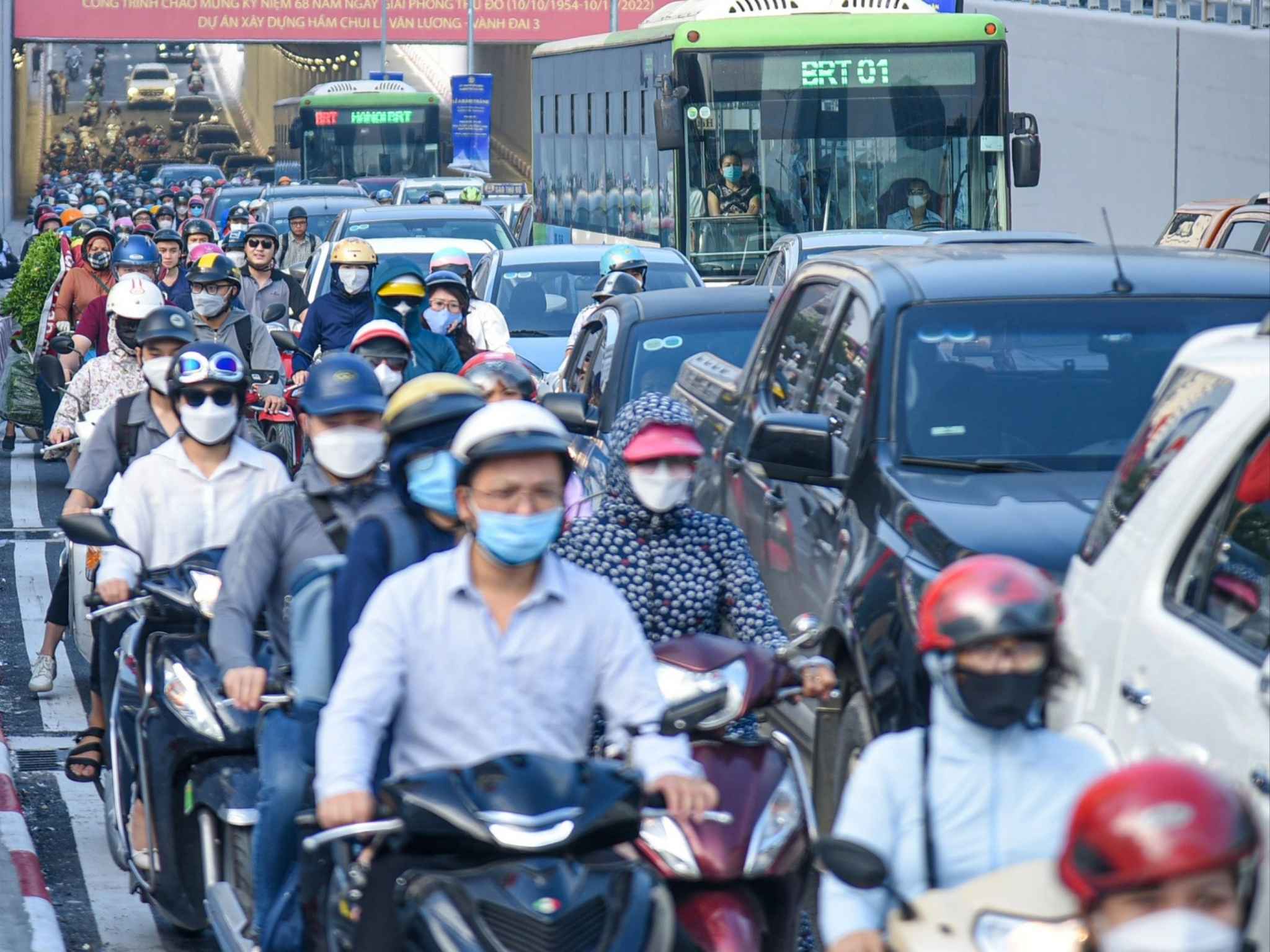 Hầm chui 700 tỷ tại Hà Nội ùn tắc ngay ngày đầu tiên thông xe